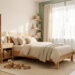 Chambre d’enfant lumineuse et apaisante avec mobilier bas en bois, rangements ouverts et décoration aux tons naturels doux.